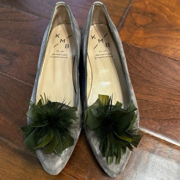 KMB Women’s Suede Pointed Toe Flats Feather Pom Accent Size 38 Made in Spain - Picture 1 of 9
